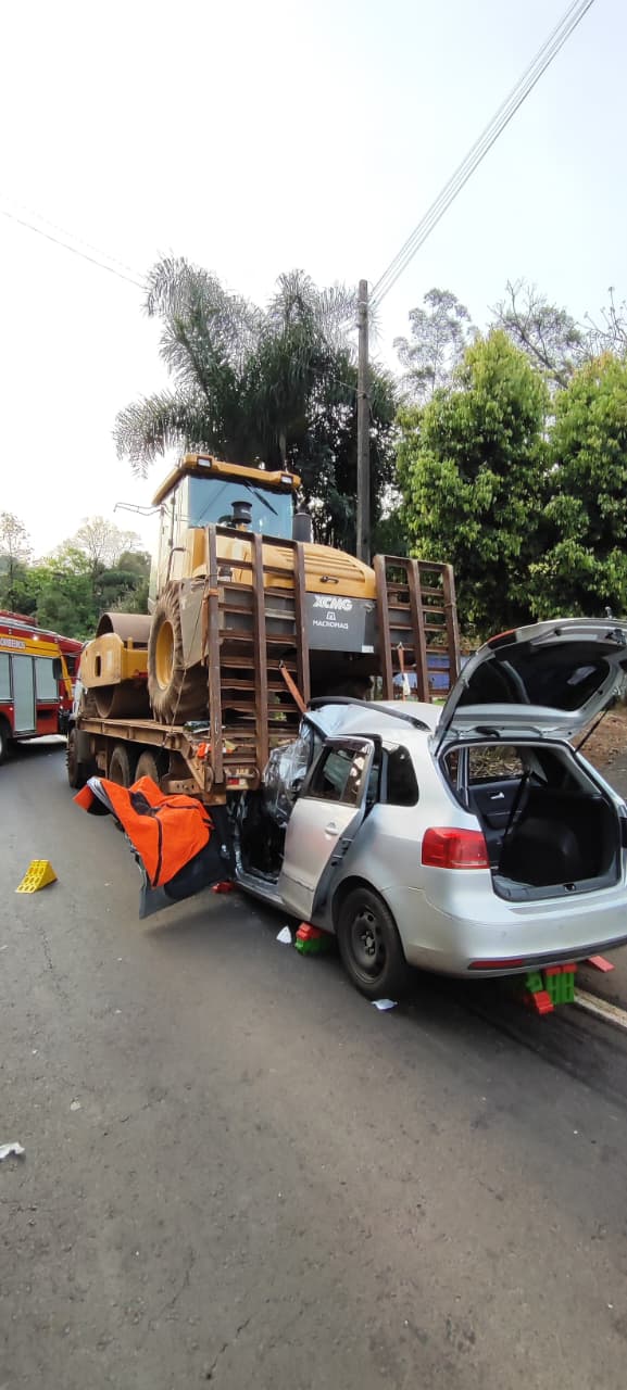 Colisão entre carro e caminhão mobiliza resgate aéreo na SC-157