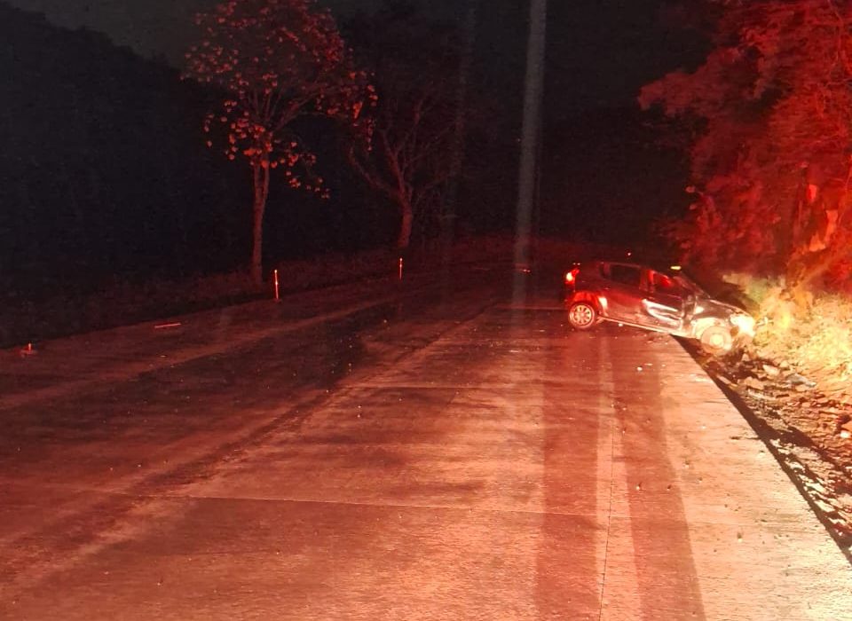 Veículo capota na SC-305 em São Lourenço do Oeste