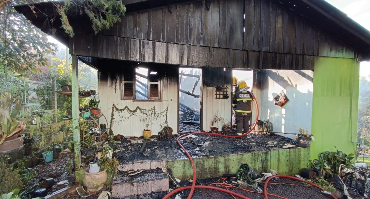 Incêndio destrói residência em Itapiranga