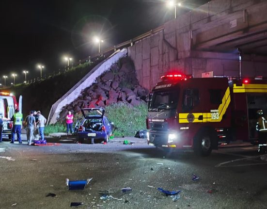 Acidente entre carro e caminhão deixa motorista ferido na SC-480