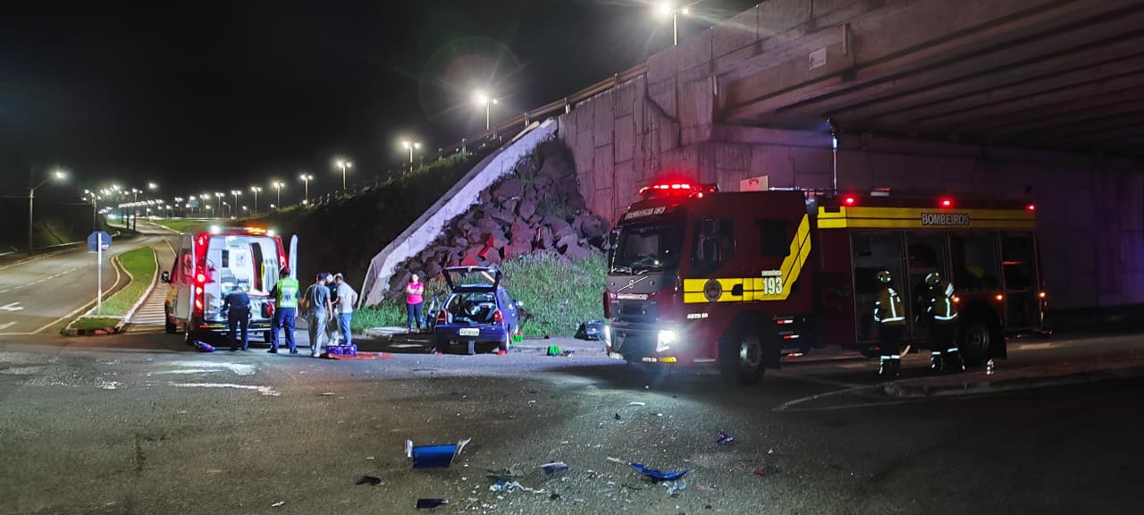 Acidente entre carro e caminhão deixa motorista ferido na SC-480