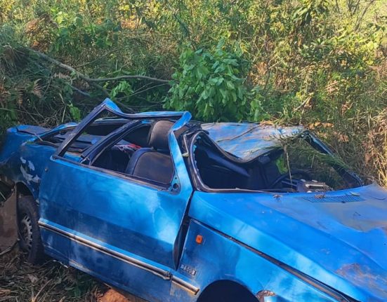 Acidente em ribanceira deixa quatro pessoas feridas em Chapecó