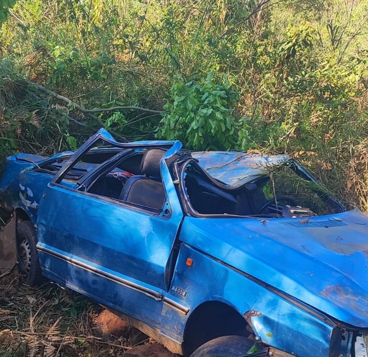 Acidente em ribanceira deixa quatro pessoas feridas em Chapecó