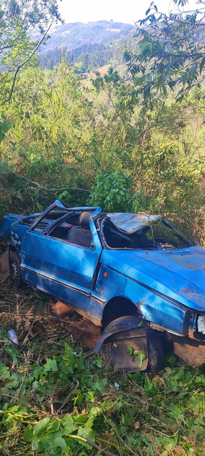 Acidente em ribanceira deixa quatro pessoas feridas em Chapecó