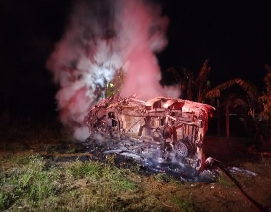 Veículo capota, pega fogo e deixa três pessoas feridas