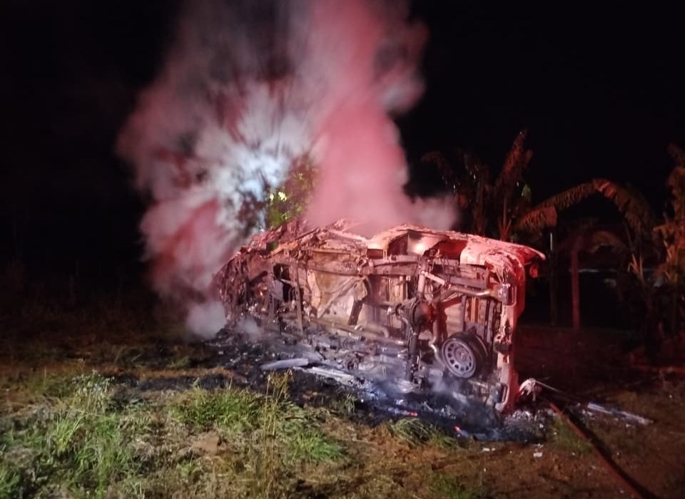 Veículo capota, pega fogo e deixa três pessoas feridas