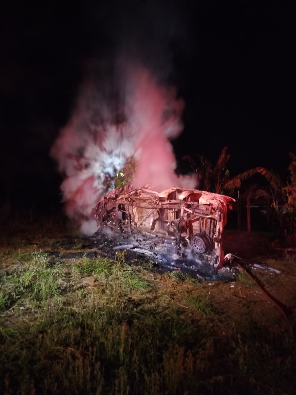 Veículo capota, pega fogo e deixa três pessoas feridas