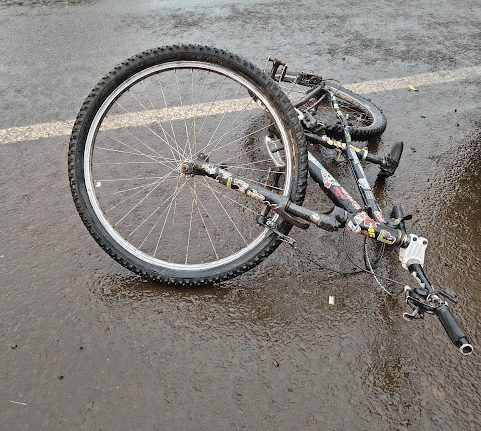 Criança sofre acidente de bicicleta ao colidir com veículo estacionado em São Domingos