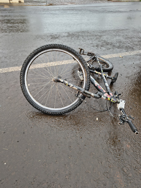Criança sofre acidente de bicicleta ao colidir com veículo estacionado em São Domingos