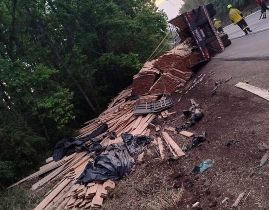 Carreta sai da pista e tomba na BR-282 em Cordilheira Alta
