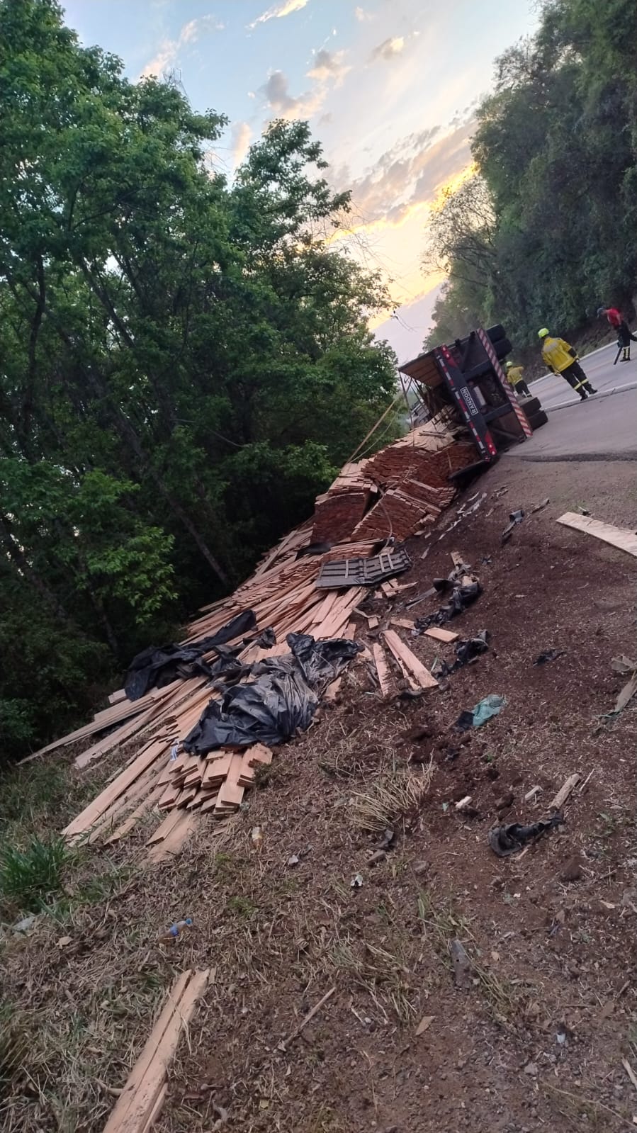 Carreta sai da pista e tomba na BR-282 em Cordilheira Alta