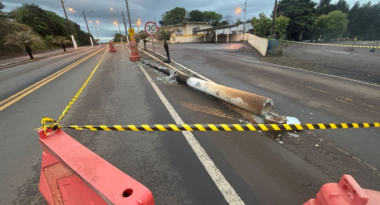 Caminhão colide em poste em Bom Jesus