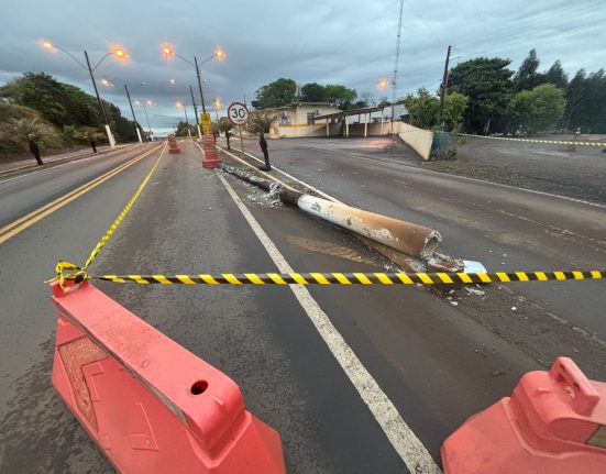 Caminhão colide em poste em Bom Jesus