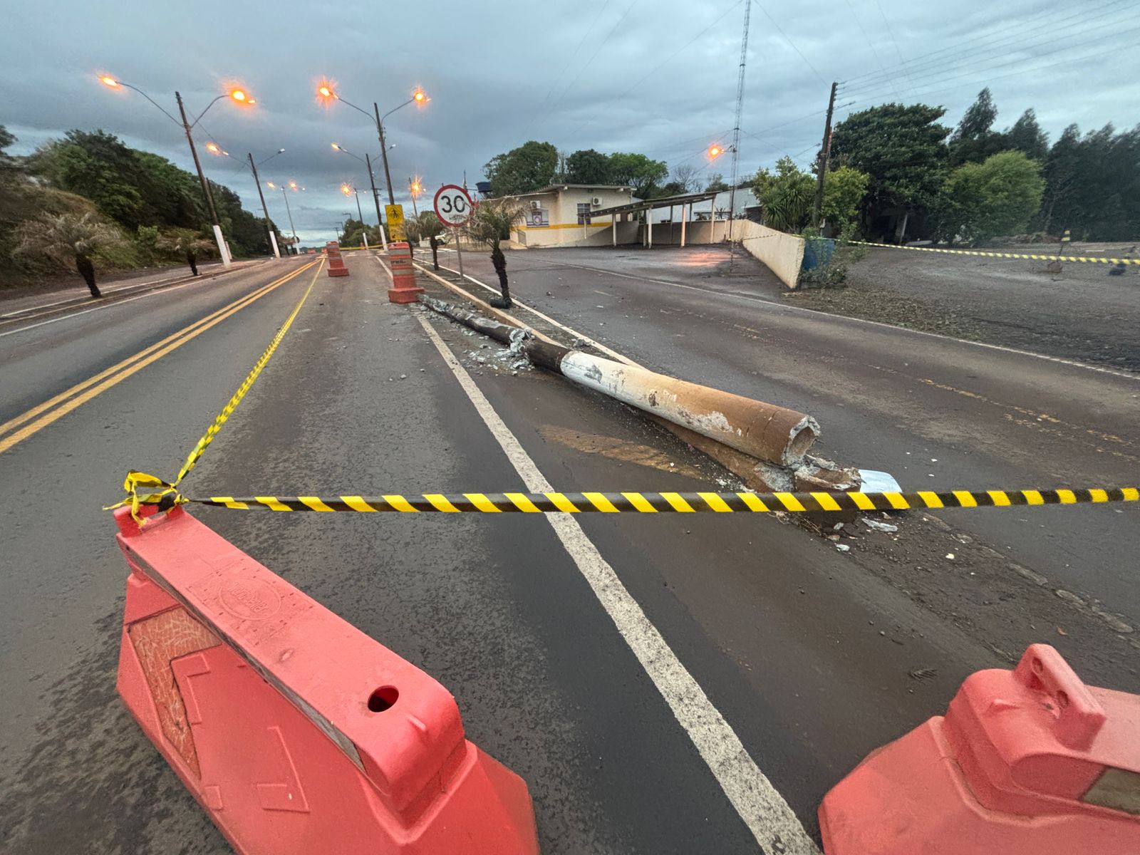 Caminhão colide em poste em Bom Jesus