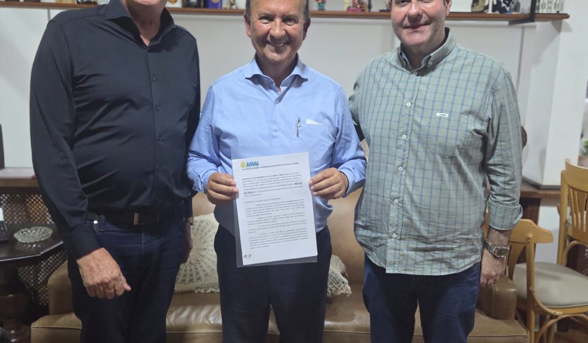 Presidente da AMAI entrega moção de apelo ao Governador e Secretário de Agricultura sobre crise do leite