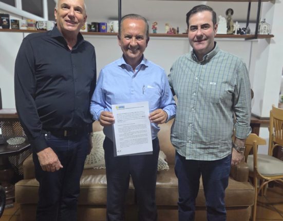 Presidente da AMAI entrega moção de apelo ao Governador e Secretário de Agricultura sobre crise do leite