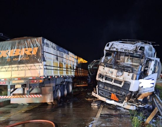 Acidente entre carretas mobiliza bombeiros em São José do Cedro