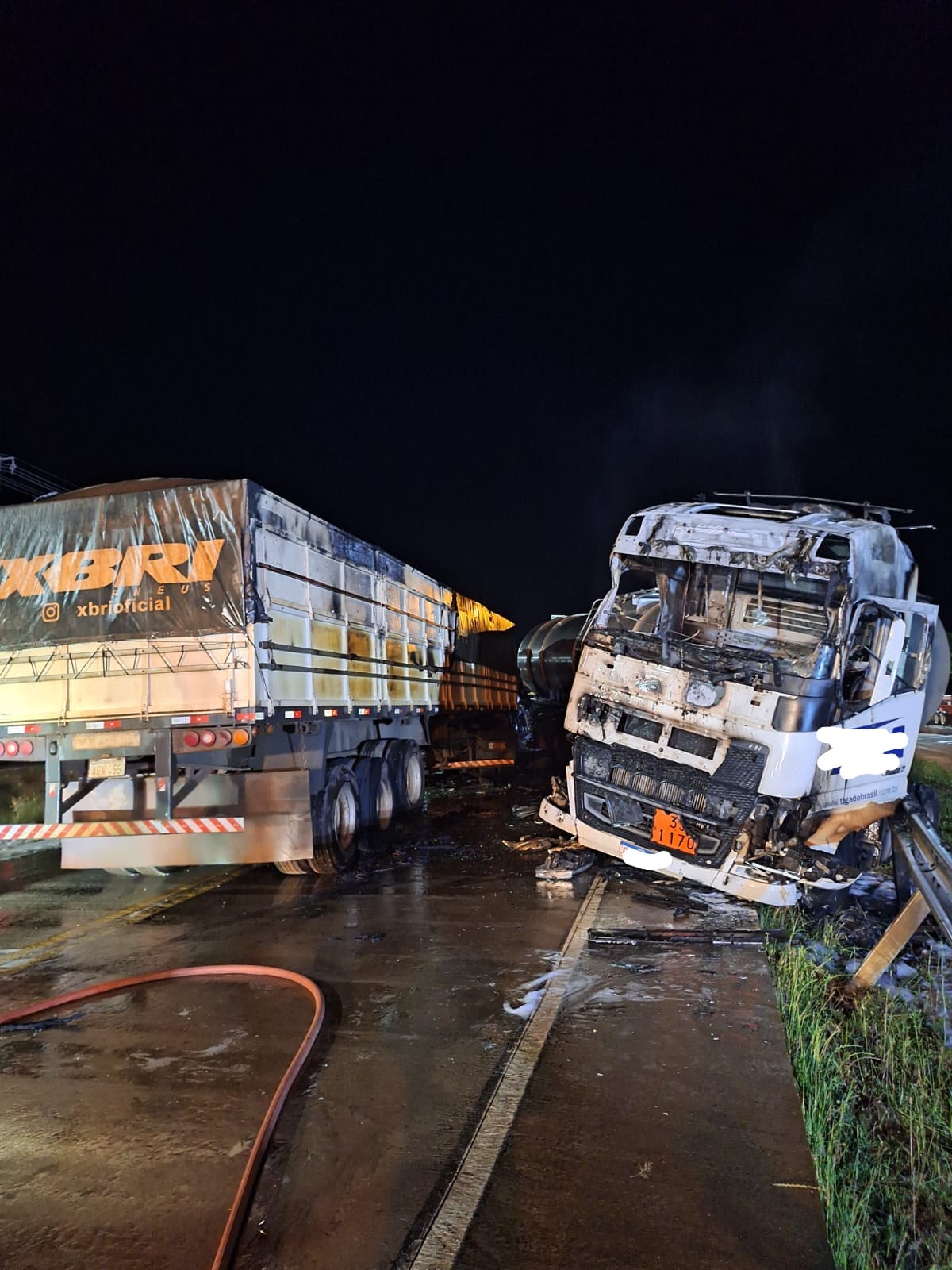 Acidente entre carretas mobiliza bombeiros em São José do Cedro