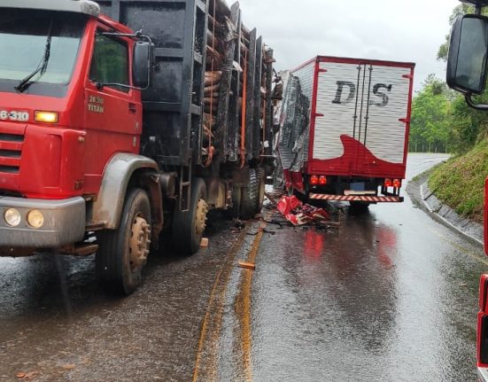 Colisão entre caminhões mobiliza bombeiros na SC-157 em Chapecó