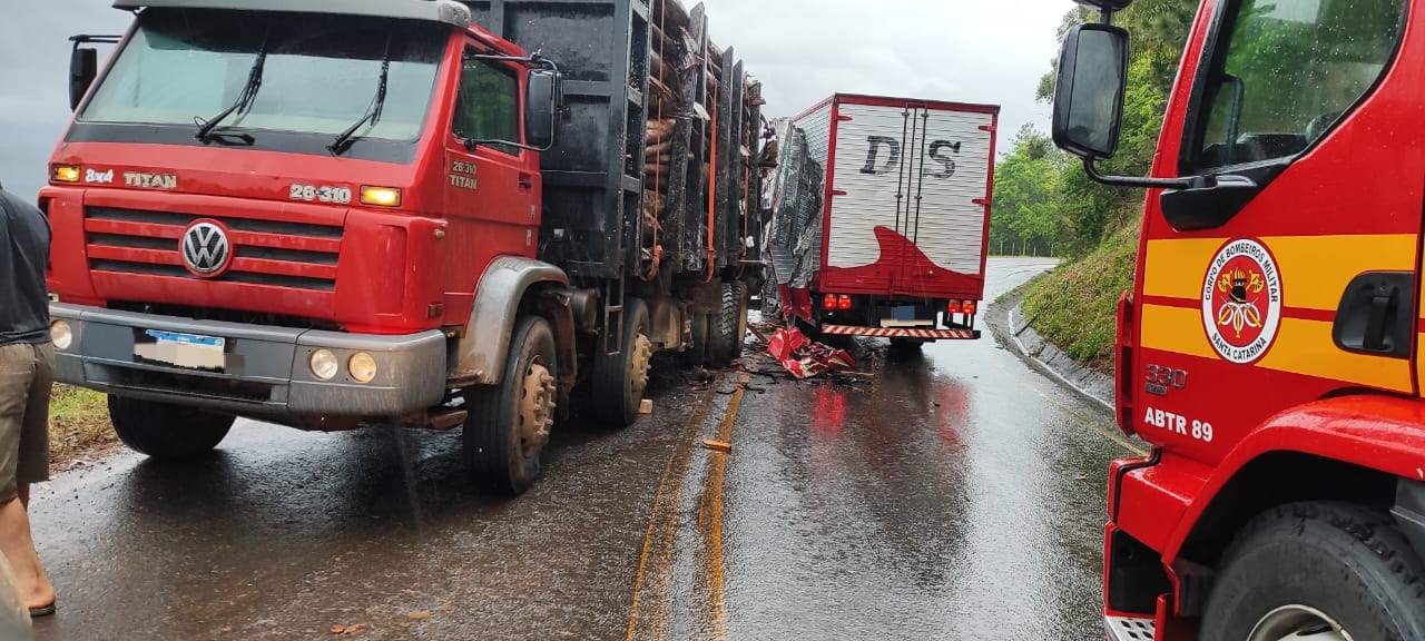 Colisão entre caminhões mobiliza bombeiros na SC-157 em Chapecó