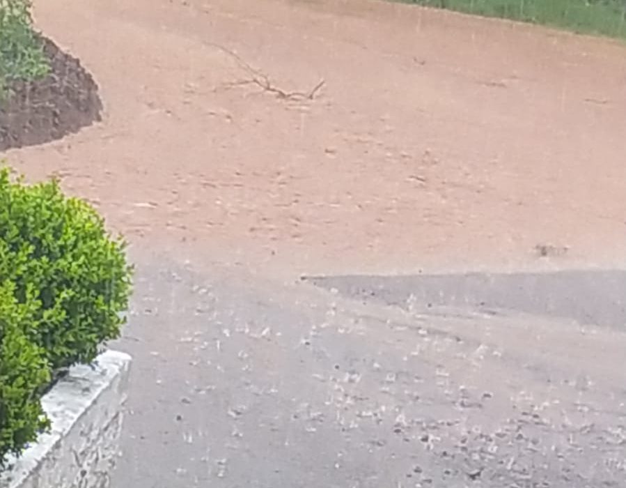 Enxurrada atinge comunidade de Santo Antônio após forte chuva