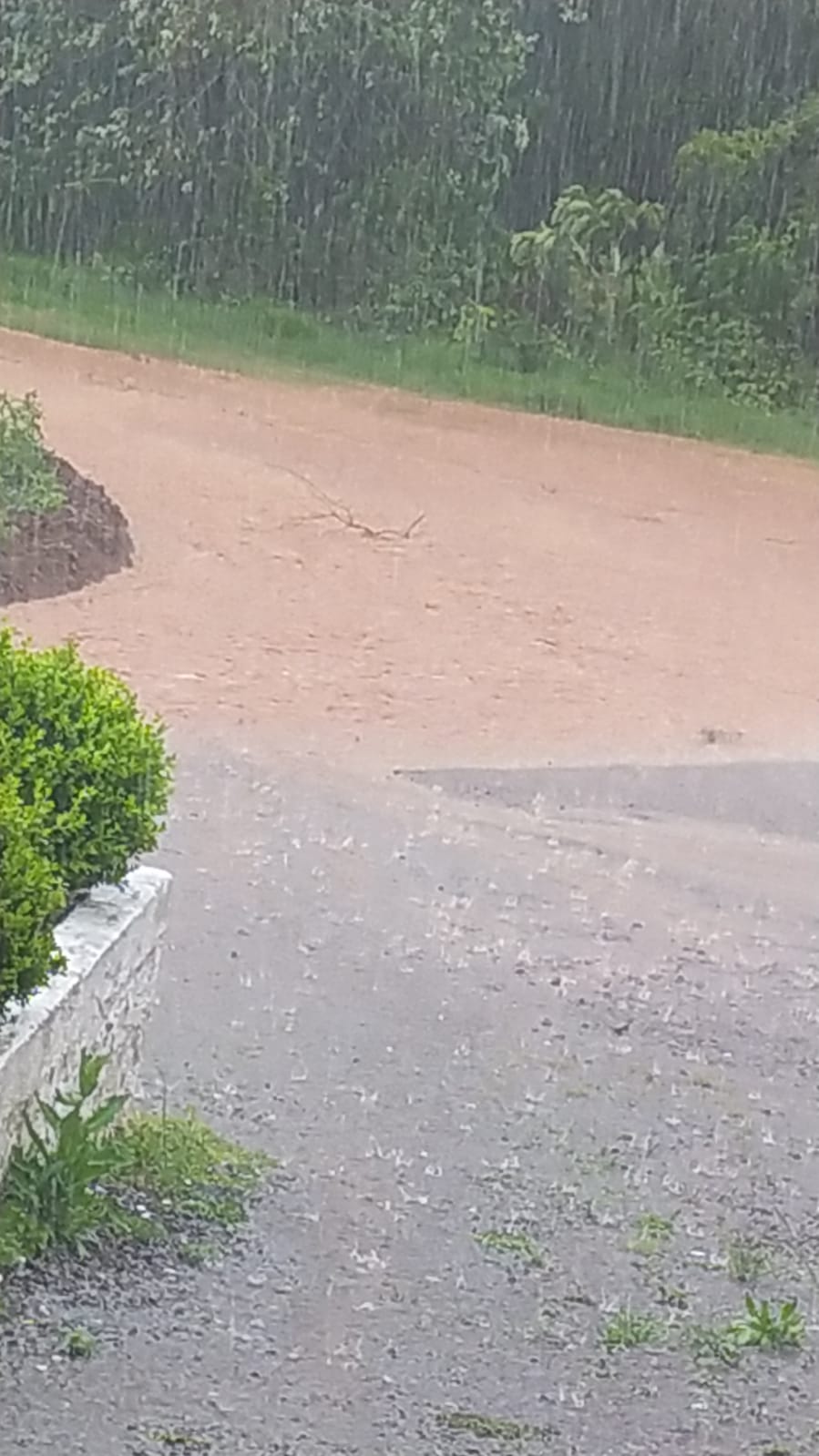 Enxurrada atinge comunidade de Santo Antônio após forte chuva