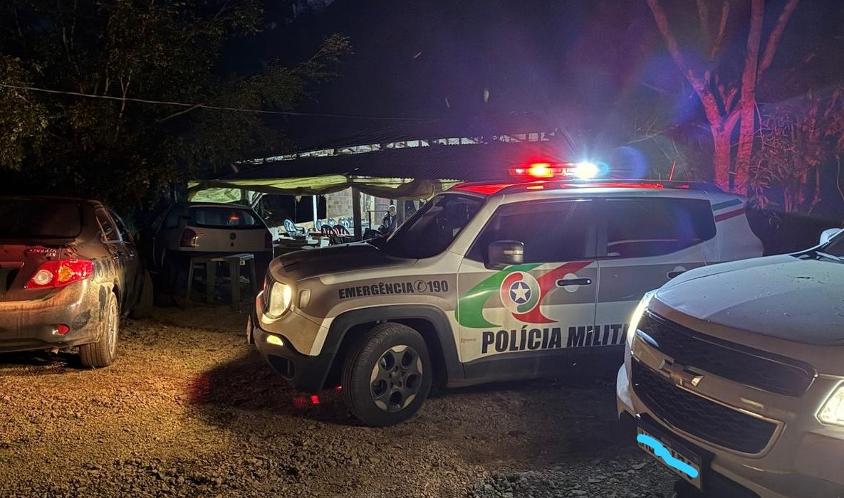 Polícia Militar encerra rinha de galos e apreende animais em Entre Rios
