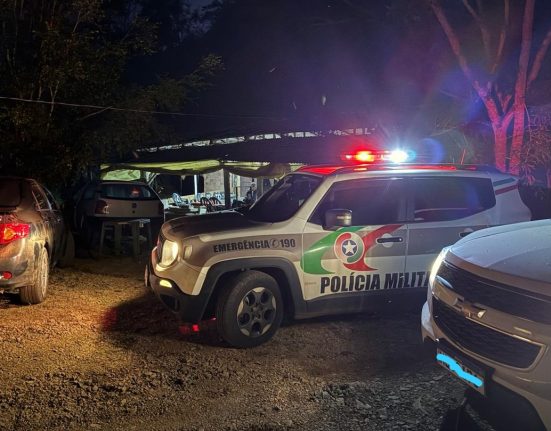 Polícia Militar encerra rinha de galos e apreende animais em Entre Rios