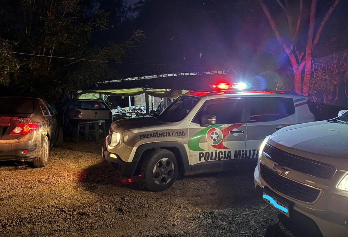 Polícia Militar encerra rinha de galos e apreende animais em Entre Rios