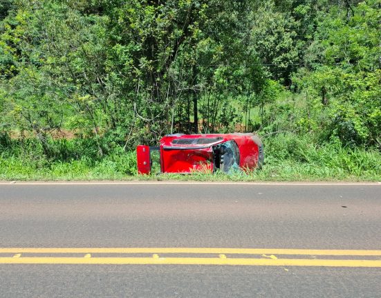 Mulher fica ferida em capotamento na SC-480 em Ipuaçu