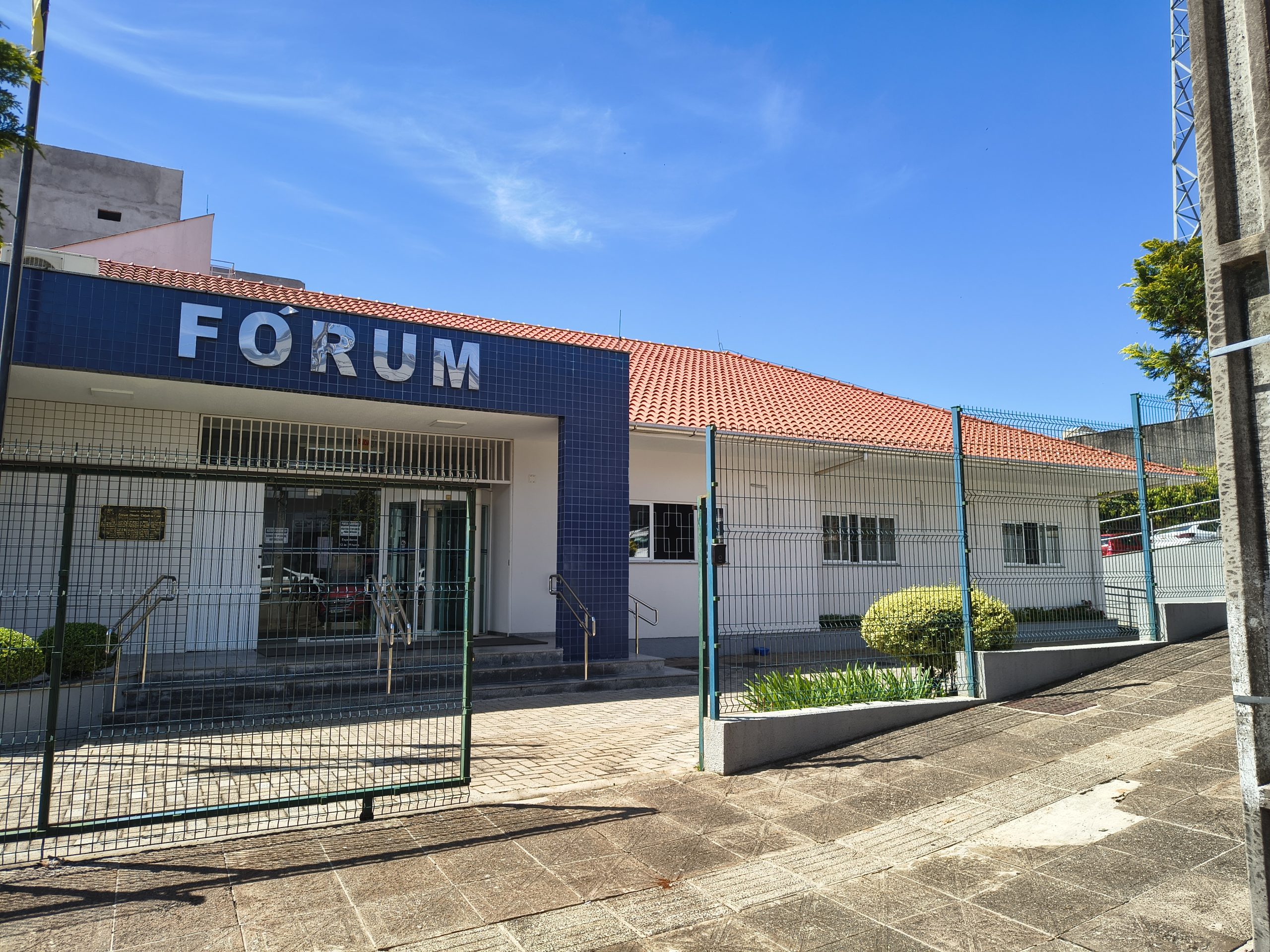Júri Popular condena dois homens por tentativa de homicídio e corrupção de menores em São Domingos