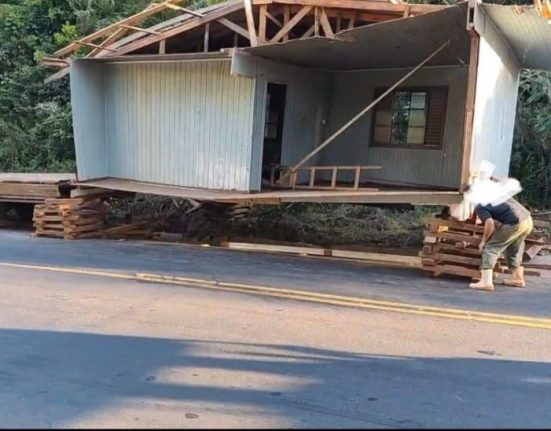 Casa cai de caminhão no contorno viário oeste em Chapecó