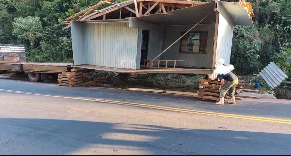 Casa cai de caminhão no contorno viário oeste em Chapecó