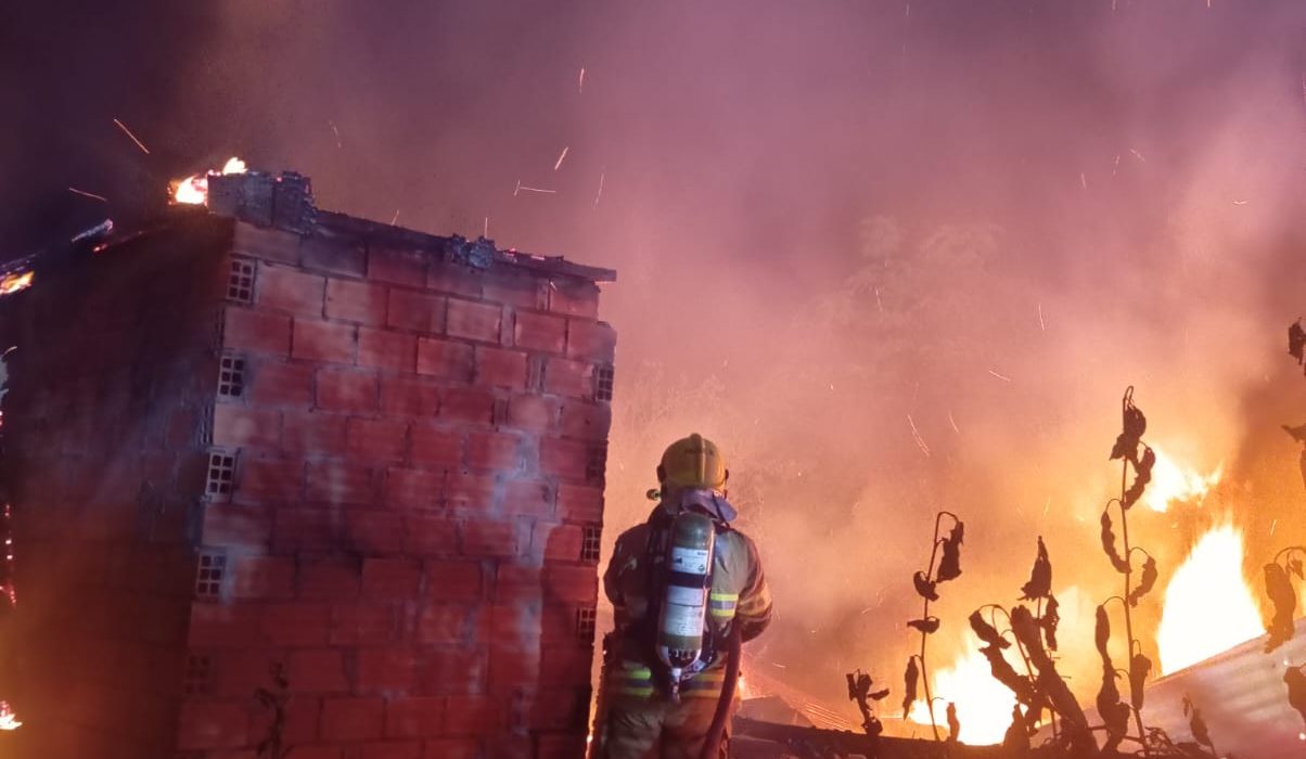 Incêndio destrói residência no interior de São José do Cedro