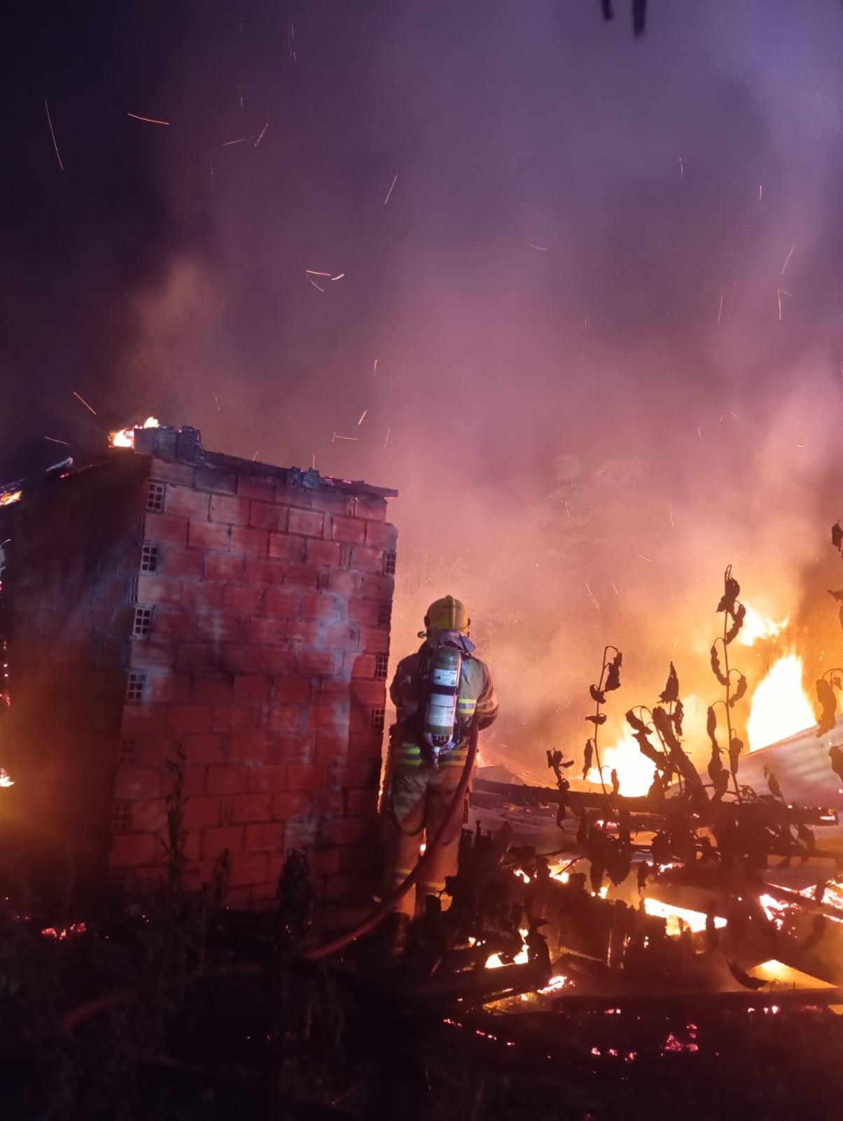 Incêndio destrói residência no interior de São José do Cedro