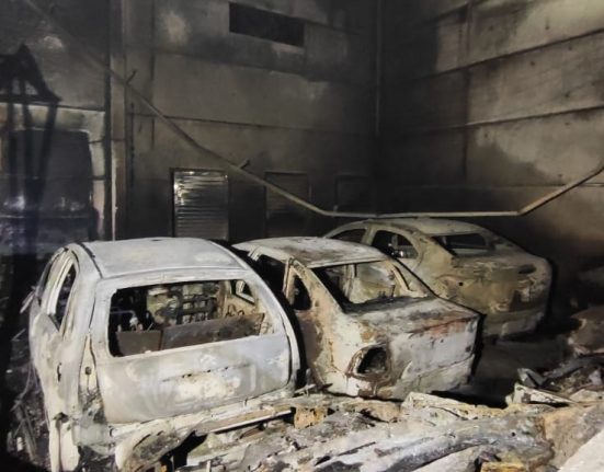 Incêndio destrói oficina mecânica e atinge 16 veículos em Chapecó