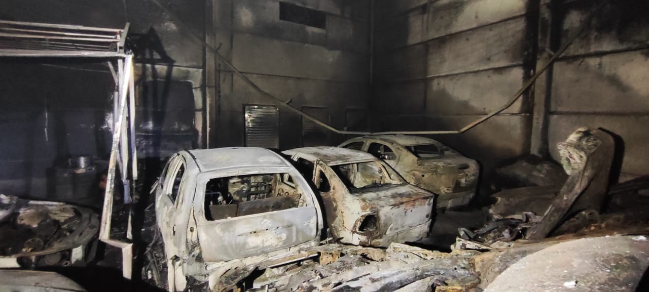 Incêndio destrói oficina mecânica e atinge 16 veículos em Chapecó