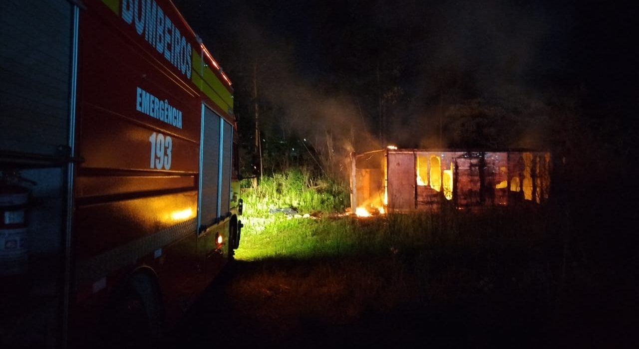 Incêndio destrói baú de caminhão usado por andarilhos em São Lourenço do Oeste