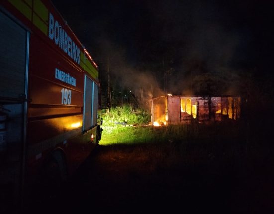Incêndio destrói baú de caminhão usado por andarilhos em São Lourenço do Oeste