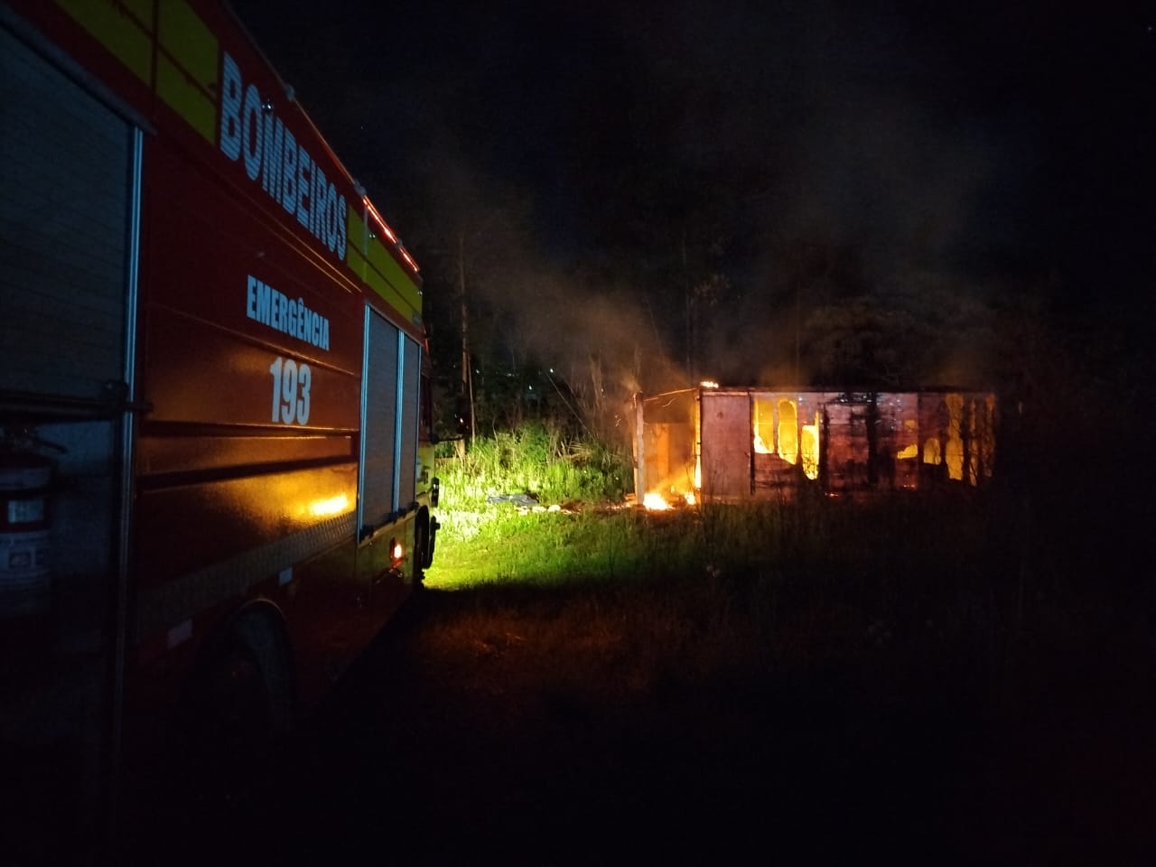 Incêndio destrói baú de caminhão usado por andarilhos em São Lourenço do Oeste