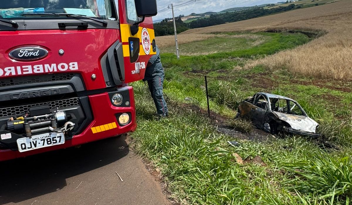 Duas pessoas morrem após saída de pista e incêndio em veículo na SC-480, em Ipuaçu