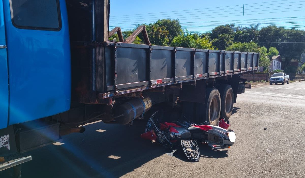 Acidente entre caminhão e motocicleta é registrado em São Domingos