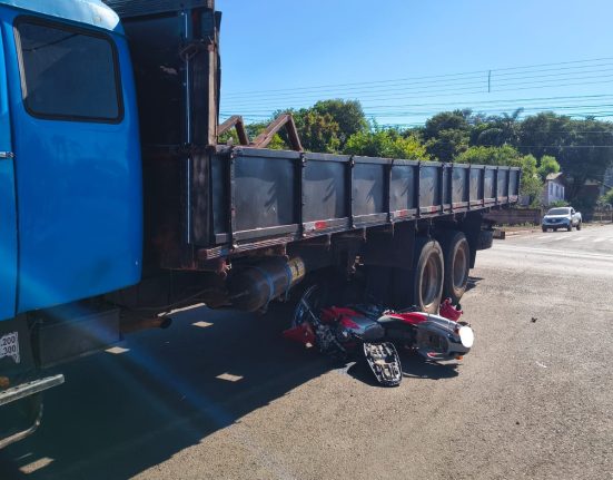 Acidente entre caminhão e motocicleta é registrado em São Domingos