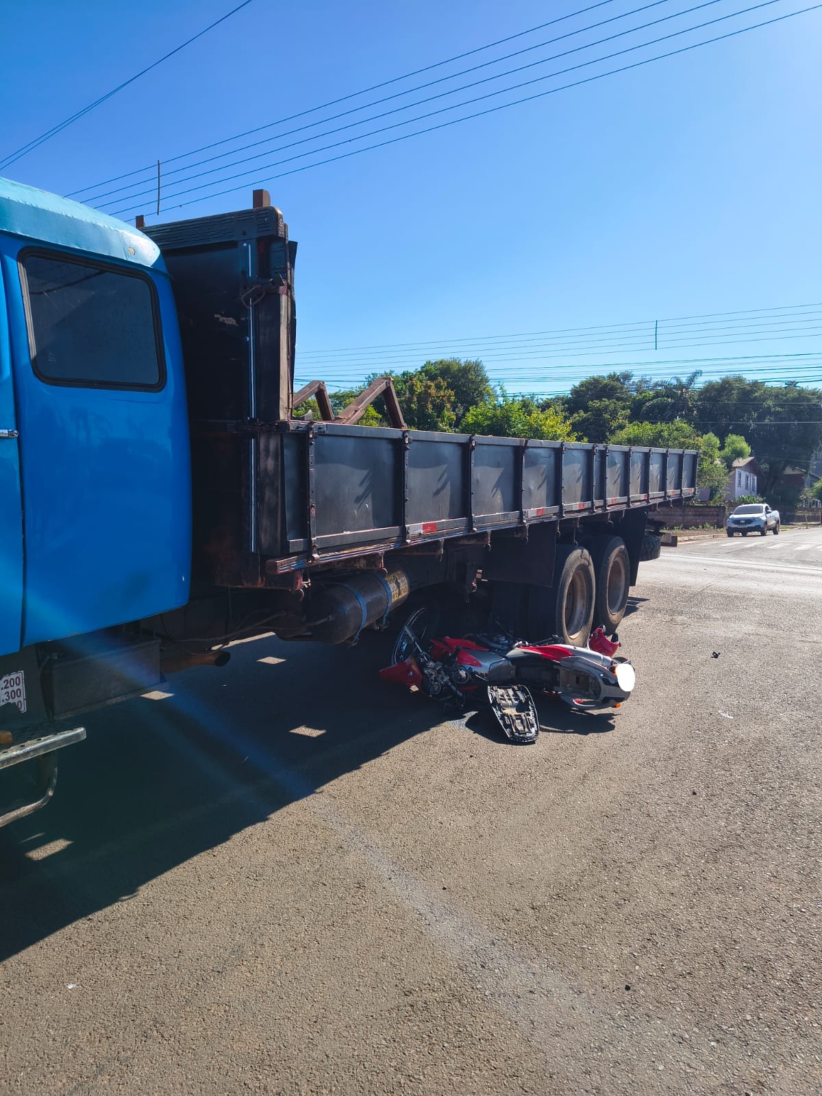 Acidente entre caminhão e motocicleta é registrado em São Domingos