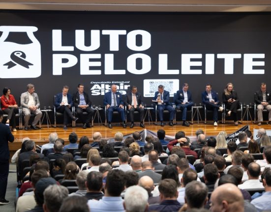 AMAI participa de audiência pública na Alesc em defesa dos produtores de leite