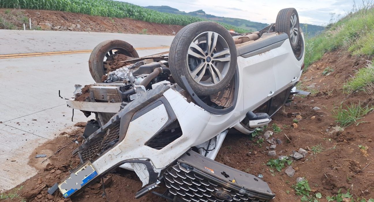 Condutora fica ferida após saída de pista e capotamento em Campo Erê