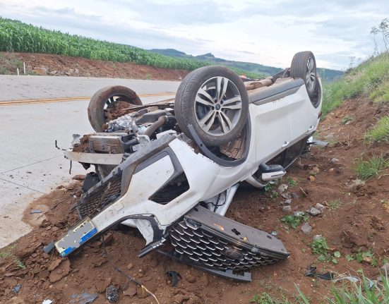 Condutora fica ferida após saída de pista e capotamento em Campo Erê