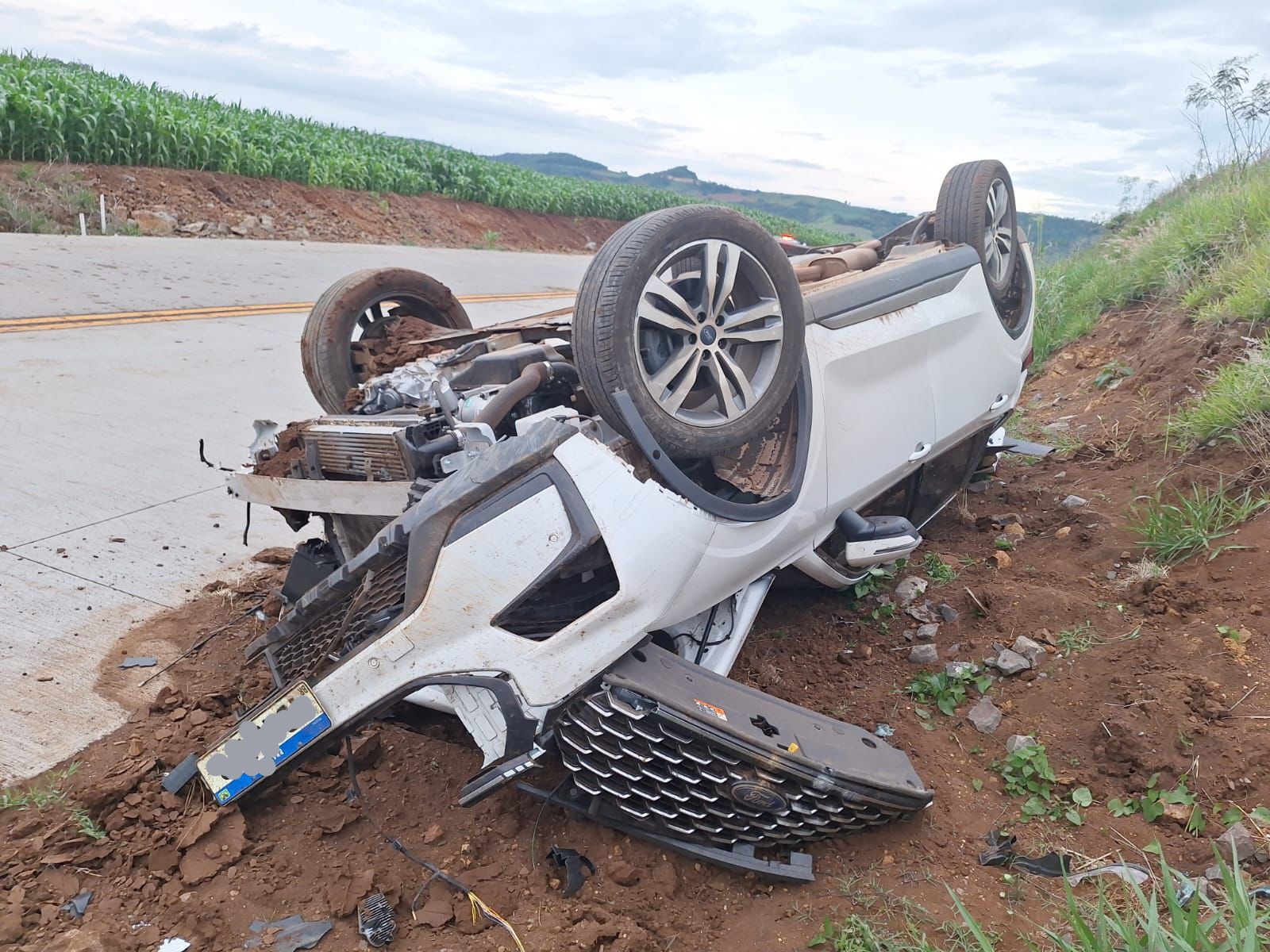 Condutora fica ferida após saída de pista e capotamento em Campo Erê