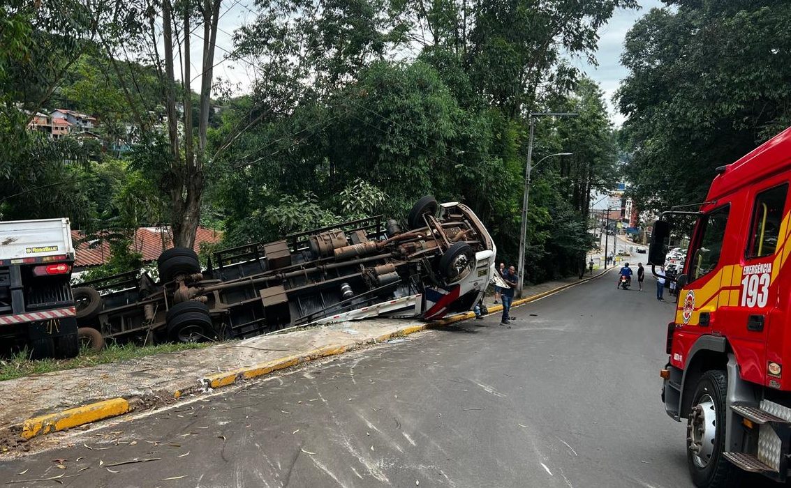 Caminhão carregado com eletrodomésticos sai da pista e tomba em barranco