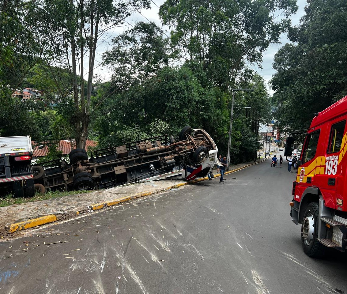 Caminhão carregado com eletrodomésticos sai da pista e tomba em barranco
